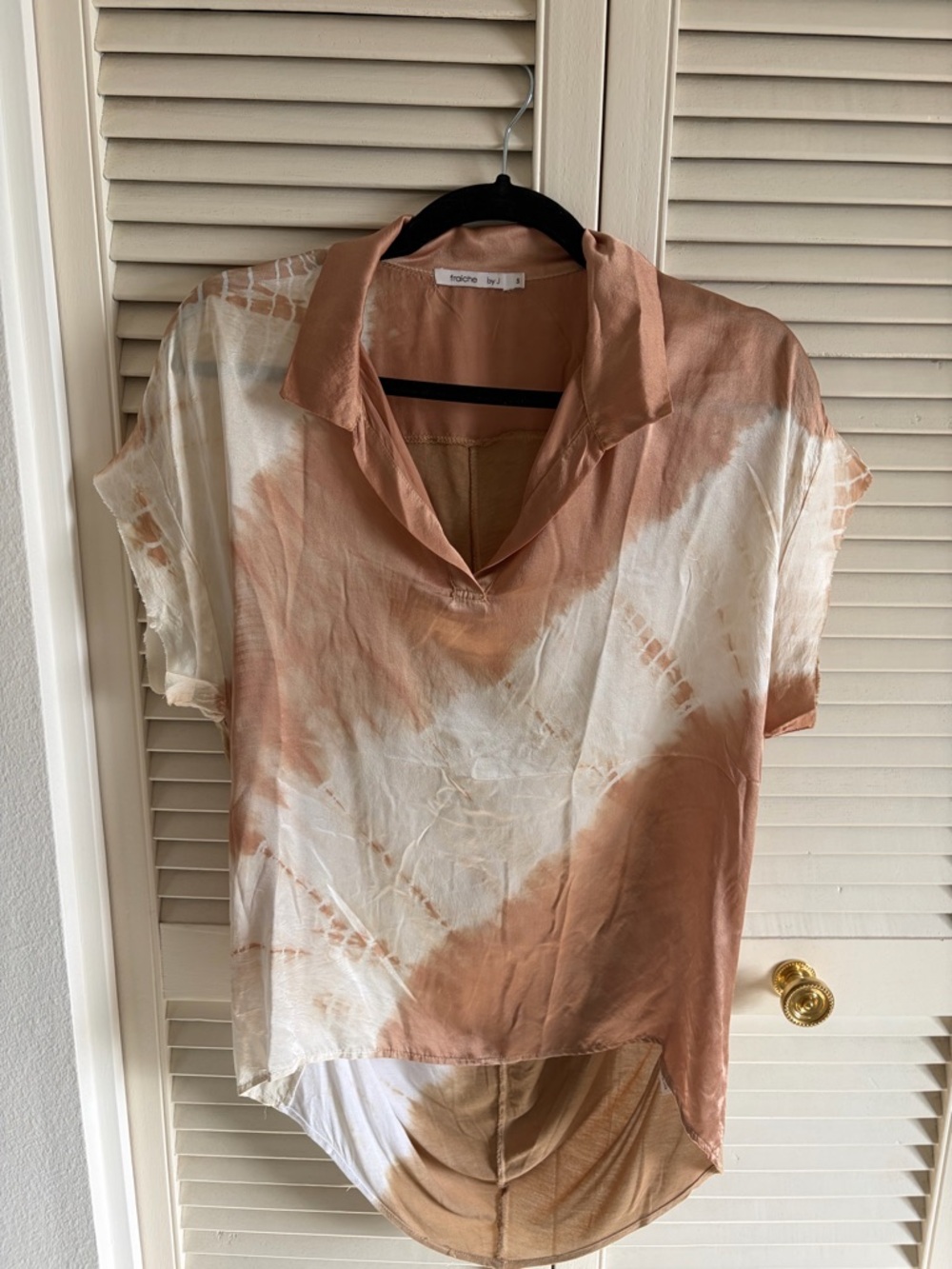 Short-Sleeve Collared Tie-Dye Blouse in Rust and White
